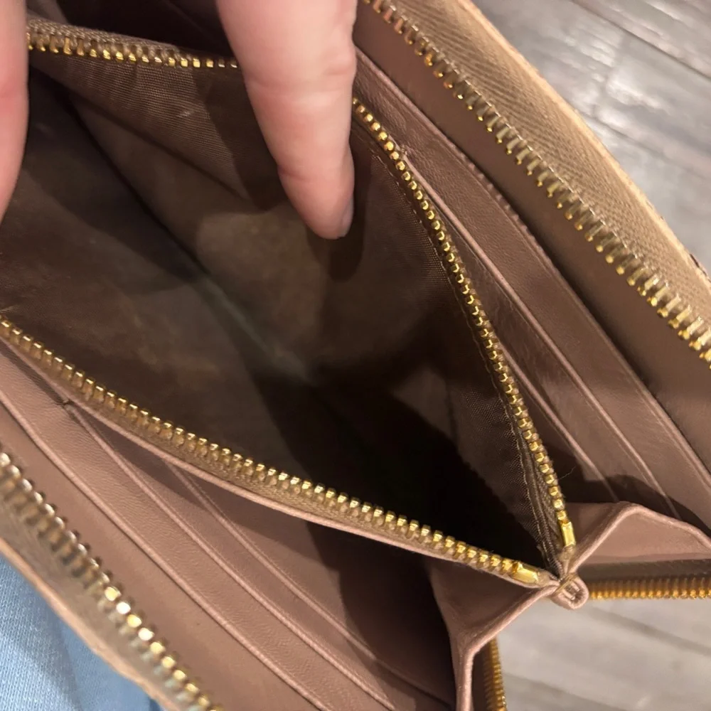 Prada Women's rose leather Wallet - Picture 6 of 6